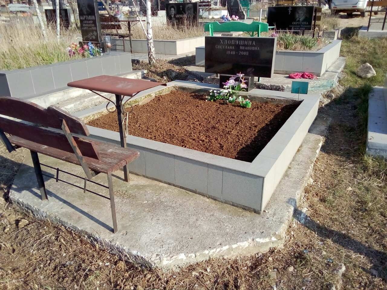 Уборка захоронений на кладбище